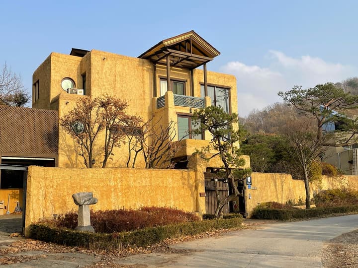 길에서 본 황토색 별장의 겉모습