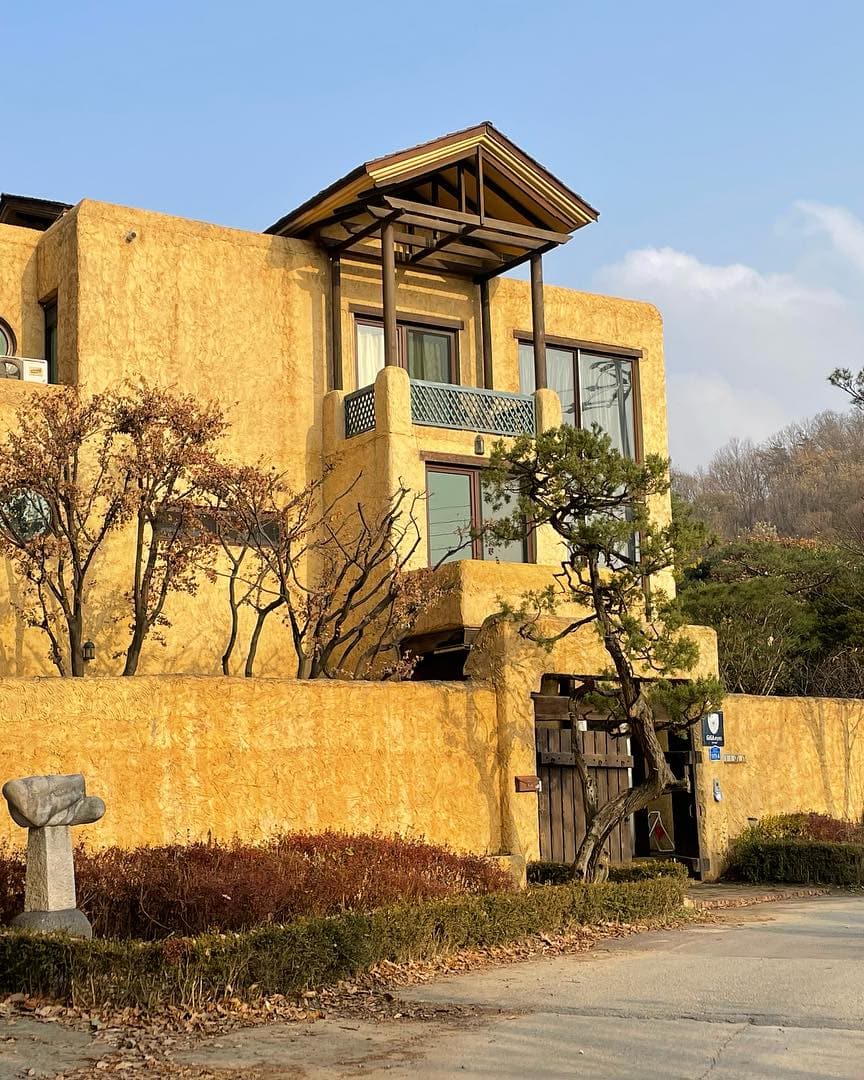 길에서 본 황토색 별장의 겉모습